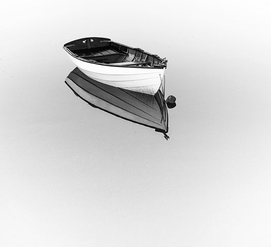 Dibond - Zee / Water / Boot / sloep in Wit / zwart / grijs - 100 x 100 cm