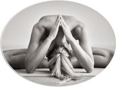 PVC Schuimplaat Ovaal - Vrouw in Yoga Positie (Zwart- wit) - 68x51 cm Foto op Ovaal (Met Ophangsysteem)