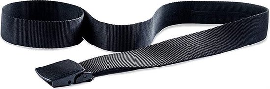 Zwarte stoffen riem met zwarte gesp, uitgestrekt op een witte achtergrond.