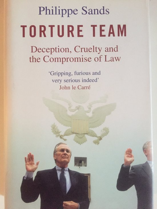 Boek 'Torture Team' van Philippe Sands met een adelaar van het Amerikaanse wapen en twee mannen in pak.
