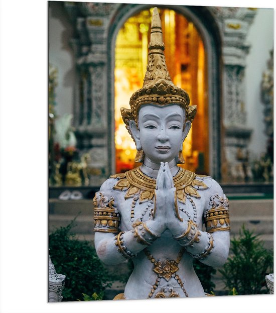 Dibond - Grijze Boeddha voor Tempel met Gouden Details - 75x100 cm Foto op Aluminium (Wanddecoratie van metaal)