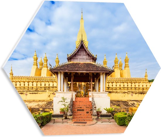 PVC Schuimplaat Hexagon - Vooraanzicht van Pha That Luang Tempel in Vientiane onder Sluierbewolking, Laos - 40x34.8 cm Foto op Hexagon (Met Ophangsysteem)
