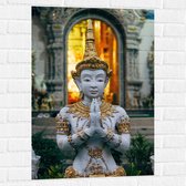 Muursticker - Grijze Boeddha voor Tempel met Gouden Details - 60x90 cm Foto op Muursticker
