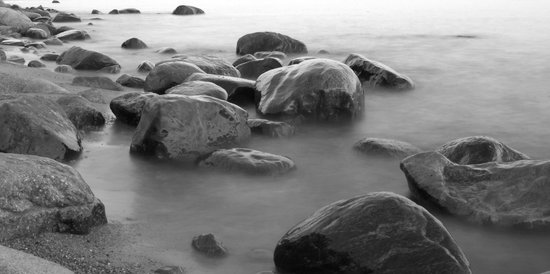 Dibond - Zee / Water - Strand in wit / grijs / zwart - 50 x 100 cm.