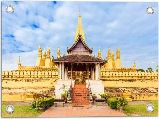Tuinposter – Vooraanzicht van Pha That Luang Tempel in Vientiane onder Sluierbewolking, Laos - 40x30 cm Foto op Tuinposter (wanddecoratie voor buiten en binnen)