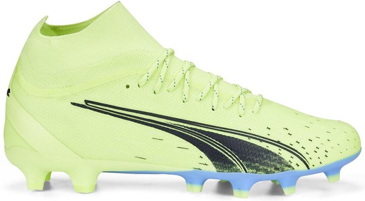 Puma Ultra Pro FG/AG voetbalschoenen voor heren in felgroen met zwarte details en blauwe buitenzool, maat 44.