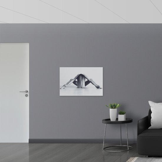 Dibond - Vrouw met Gespreide Benen in Yogapositie (Zwart- wit) - 90x60 cm Foto op Aluminium (Wanddecoratie van metaal)