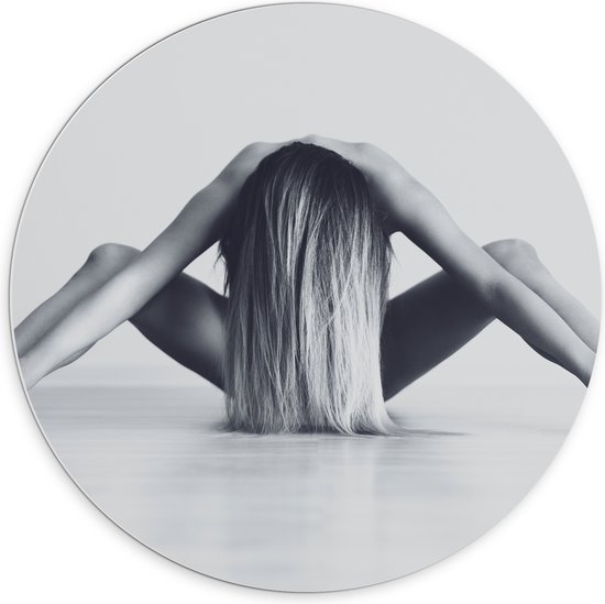 PVC Schuimplaat Muurcirkel - Vrouw met Gespreide Benen in Yogapositie (Zwart- wit) - 70x70 cm Foto op Muurcirkel (met ophangsysteem)