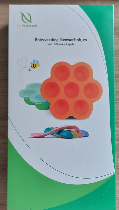 Doos van Hi Nature met afbeeldingen van oranje en groene babyvoeding bewaarbakjes in bloemvorm en gekleurde babylepels.