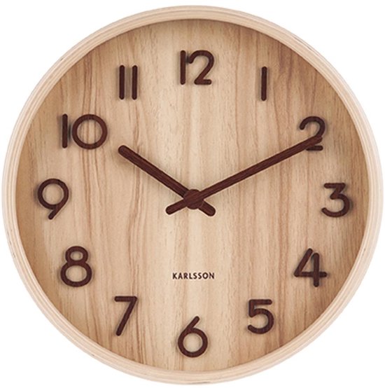 Licht houten Karlsson wandklok met donkerbruine cijfers en wijzers. Scandinavische stijl, Ø22cm.