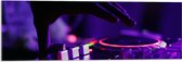 Acrylglas - Hand van DJ op DJ set met Neon Lichten - 90x30 cm Foto op Acrylglas (Met Ophangsysteem)