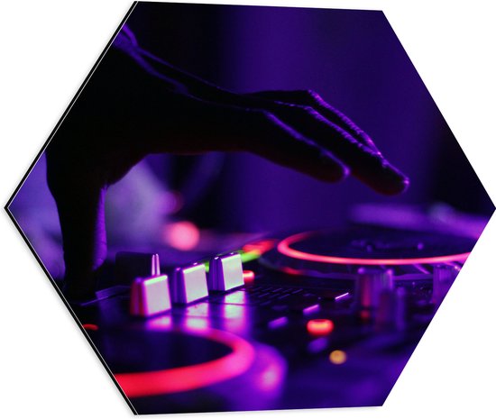 Dibond Hexagon - Hand van DJ op DJ set met Neon Lichten - 50x43.5 cm Foto op Hexagon (Met Ophangsysteem)