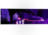 PVC Schuimplaat - Hand van DJ op DJ set met Neon Lichten - 60x20 cm Foto op PVC Schuimplaat (Met Ophangsysteem)