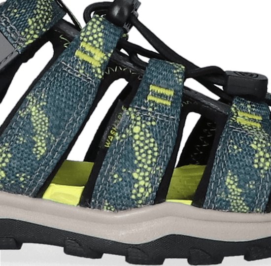 Détail des lanières mouchetées jaunes et bleu foncé d'une sandale grise.