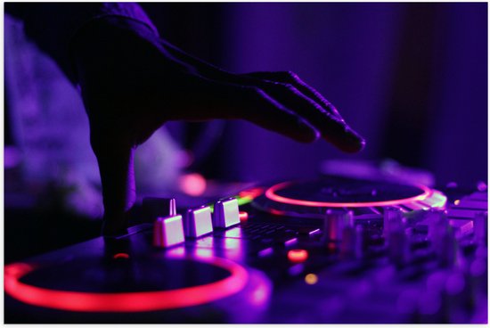 Poster (Mat) - Hand van DJ op DJ set met Neon Lichten - 120x80 cm Foto op Posterpapier met een Matte look