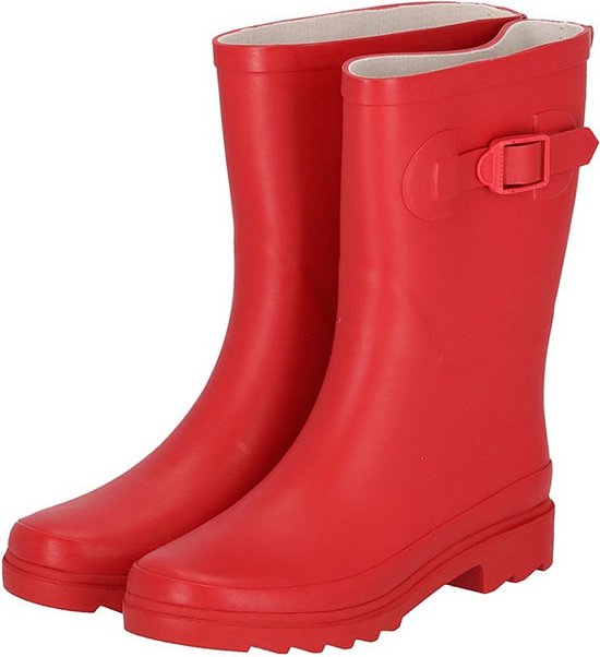 Rode rubberen regenlaarzen met gespdetail en dikke zool.