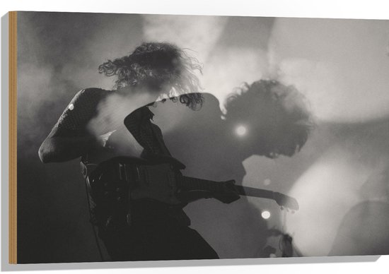 Hout - Rockende Gitarist in Rook tijdens Concert - 90x60 cm - 9 mm dik - Foto op Hout (Met Ophangsysteem)