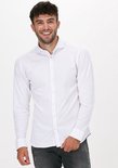 Man met wit, strijkvrij jersey overhemd.