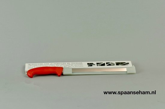 Hamsnijmes met een rood handvat, een metalen lemmet en een witte houder met instructies. © Spaanseham.nl