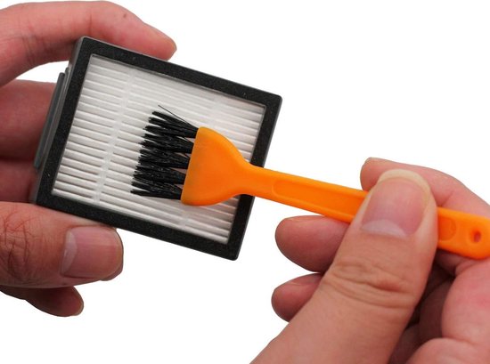 Handen maken een grijs iRobot Roomba filter schoon met een klein oranje borsteltje.