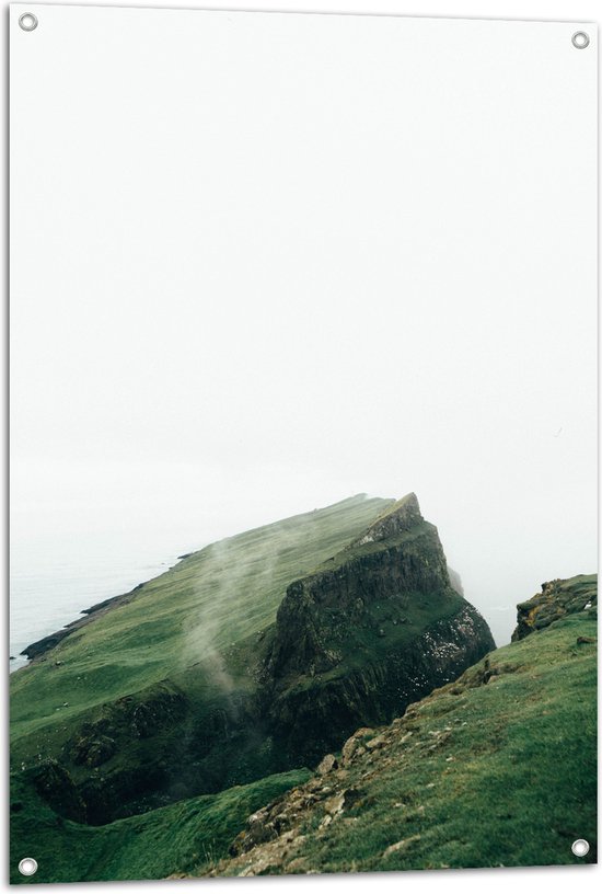 Tuinposter – Groene Berg in de Mist - 70x105 cm Foto op Tuinposter (wanddecoratie voor buiten en binnen)