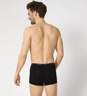Man van achteren gezien, met zwarte Sloggi short met Sloggi-logo tailleband.