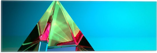 Vlag - Piramidevorm in Verschillende Kleuren tegen Blauwe Achtergrond - 60x20 cm Foto op Polyester Vlag