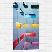 Muursticker - Uitzicht op Gekleurde Verdiepingen van Hotel - 50x100 cm Foto op Muursticker