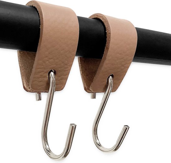 Bruine leren lussen met zilveren S-haken aan een zwarte stang.