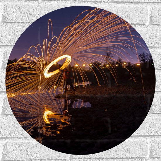 Muursticker Cirkel - Man met Lichtsnoer op Keien langs Rivier - 50x50 cm Foto op Muursticker
