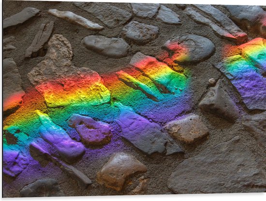 Dibond - Regenboog Lichtstralen op Stenen - 80x60 cm Foto op Aluminium (Wanddecoratie van metaal)