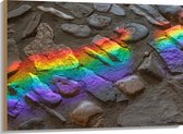 Hout - Regenboog Lichtstralen op Stenen - 100x75 cm - 9 mm dik - Foto op Hout (Met Ophangsysteem)