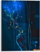 Acrylglas - Hand met Blauwe Elektriciteitsdraden - 30x40 cm Foto op Acrylglas (Wanddecoratie op Acrylaat)