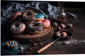 Dibond - Foto van een Plateau vol Verse Donuts - 90x60 cm Foto op Aluminium (Met Ophangsysteem)