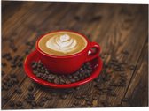 Vlag - Rood Kopje met Koffie Omringd door Koffiebonen - 80x60 cm Foto op Polyester Vlag