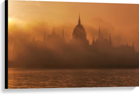 Canvas - Foto van Hongaars Parlementsgebouw aan het Water met Mist Ervoor - 90x60 cm Foto op Canvas Schilderij (Wanddecoratie op Canvas)