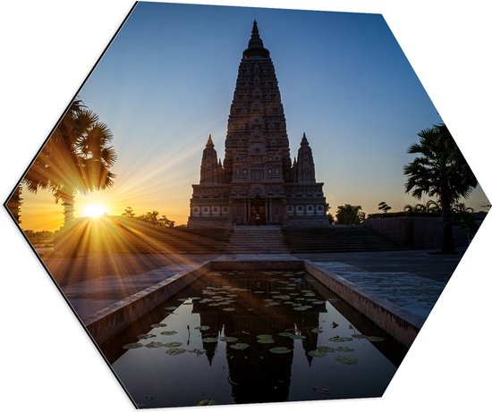Dibond Hexagon - Ondergaande Zon Verdwijnend achter Wat Panyanantarm Tempel in Thailand - 70x60.9 cm Foto op Hexagon (Met Ophangsysteem)