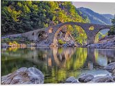 Dibond - Oude Stenen Brug boven Rivier in Groen Landschap - 80x60 cm Foto op Aluminium (Met Ophangsysteem)