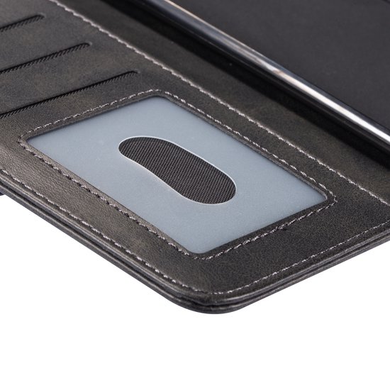 Gros plan d'un étui de téléphone noir avec fenêtre pour carte d'identité.