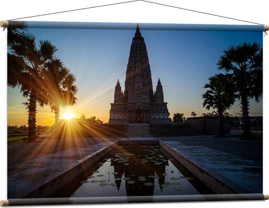 Textielposter - Ondergaande Zon Verdwijnend achter Wat Panyanantarm Tempel in Thailand - 120x80 cm Foto op Textiel