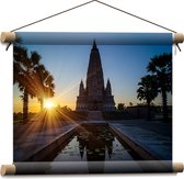 Textielposter - Ondergaande Zon Verdwijnend achter Wat Panyanantarm Tempel in Thailand - 40x30 cm Foto op Textiel