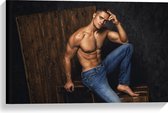 Canvas - Poserende Gespierde Man in Jeans op Houten Kisten - 60x40 cm Foto op Canvas Schilderij (Wanddecoratie op Canvas)