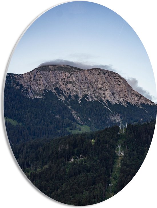PVC Schuimplaat Ovaal - Wolken Verdwijnend achter Berg vol Bomen - 30x40 cm Foto op Ovaal (Met Ophangsysteem)