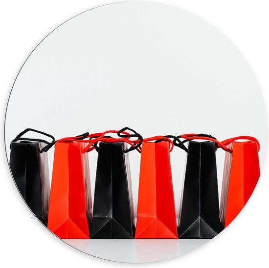 Dibond Muurcirkel - Foto van Verzameling Rode en Zwarte Cadeautasjes tegen Witte Achtergrond - 100x100 cm Foto op Aluminium Muurcirkel (met ophangsysteem)