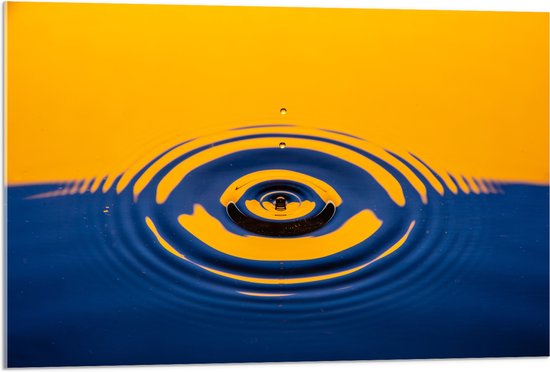 Acrylglas - Druppel op Geel en Blauw Wateroppervlak - 90x60 cm Foto op Acrylglas (Wanddecoratie op Acrylaat)