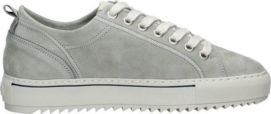 Lichtgrijze lage veterschoen, van de zijkant gezien, met witte veters en crèmekleurige zool.
