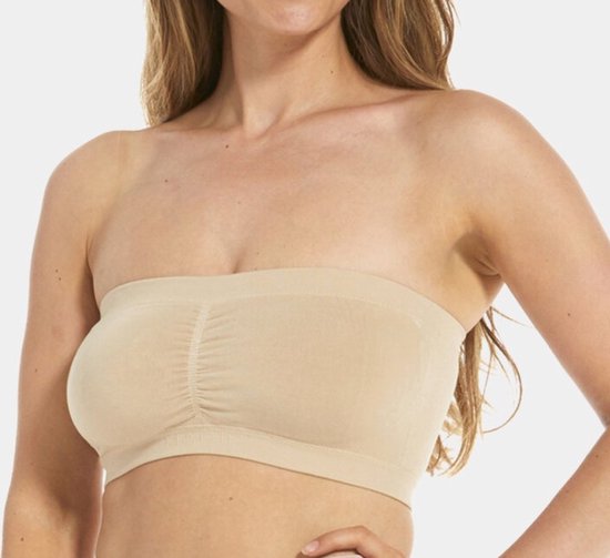Model draagt een beige strapless bh met ruches in het midden.