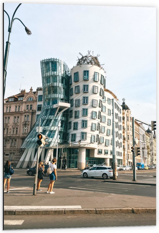 Dibond - Dansend Huis in Praag, Tsjechië - 60x90 cm Foto op Aluminium (Wanddecoratie van metaal)