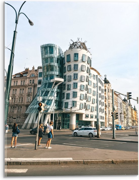Acrylglas - Dansend Huis in Praag, Tsjechië - 30x40 cm Foto op Acrylglas (Met Ophangsysteem)