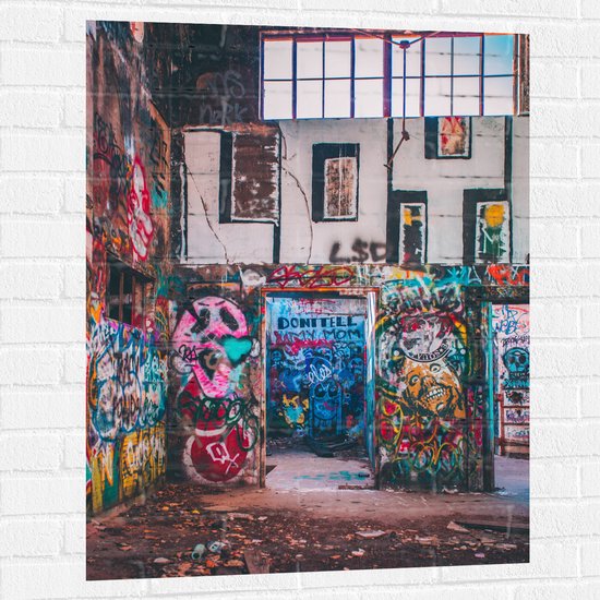 Muursticker - Binnenkant van Gebouw met Kleurijke Graffiti - 75x100 cm Foto op Muursticker